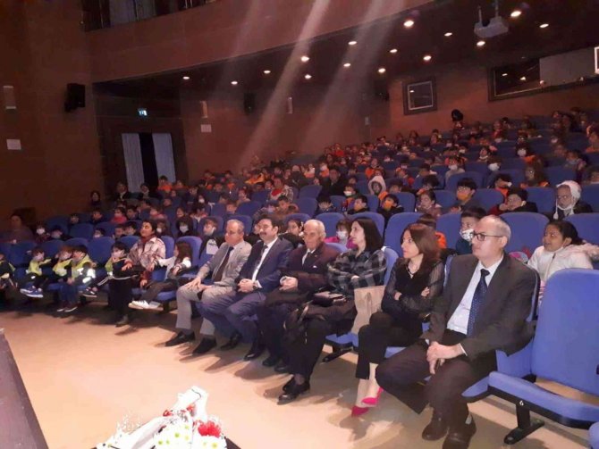 "Küçük Kara Balığın Hikayesi“ Sahnelendi