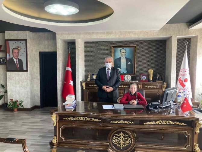 Yapıcı Koltuğunu Teslim Etti