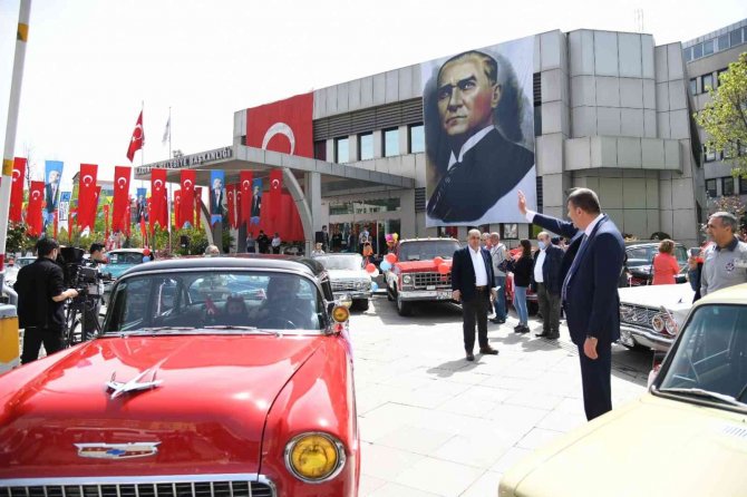 23 Nisan Coşkusu Klasik Otomobillerle Kadıköy Sokaklarına Taştı