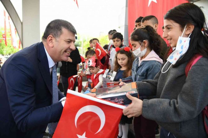 23 Nisan Coşkusu Klasik Otomobillerle Kadıköy Sokaklarına Taştı
