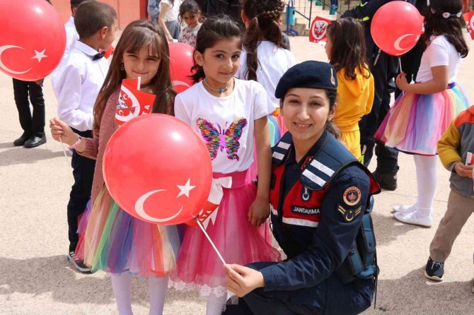Jandarma Ekipleri İlkokul Öğrencilerinin Bayramını Kutladı