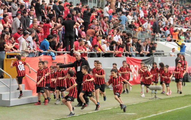 23 Nisan Coşkusu Gençlerbirliği Tribünlerinde