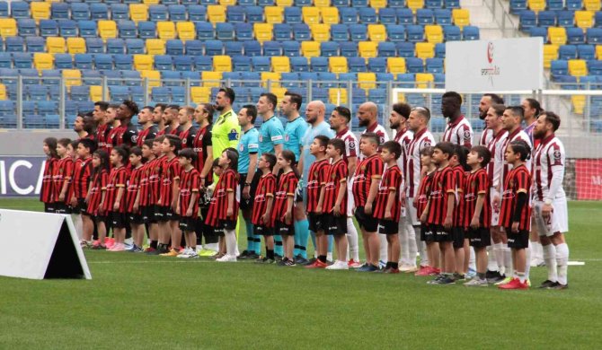 23 Nisan Coşkusu Gençlerbirliği Tribünlerinde