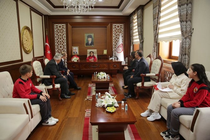 23 Nisan Valilerinden Akran Zorbalığı Ve Teknoloji Bağımlılığı Uyarısı