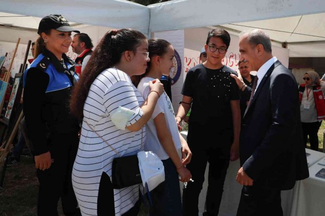 Adana Polisi Bayramda Çocuklarla “Seksek” Oynadı