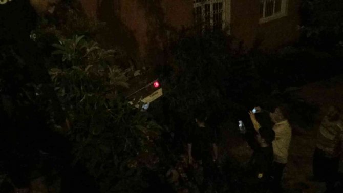 Çay İçerken Şok Yaşadılar: Bahçelerine Araç Uçtu