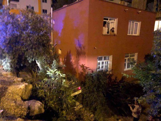 Çay İçerken Şok Yaşadılar: Bahçelerine Araç Uçtu