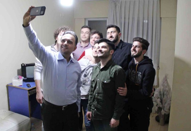 Ak Parti’li Baybatur Öğrenci Evine Misafir Oldu, İftar Yaptı