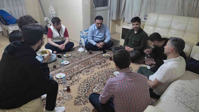 Ak Parti’li Baybatur Öğrenci Evine Misafir Oldu, İftar Yaptı
