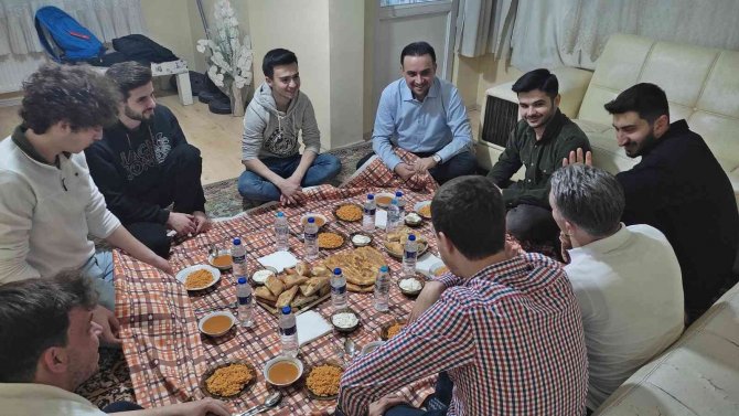 Ak Parti’li Baybatur Öğrenci Evine Misafir Oldu, İftar Yaptı