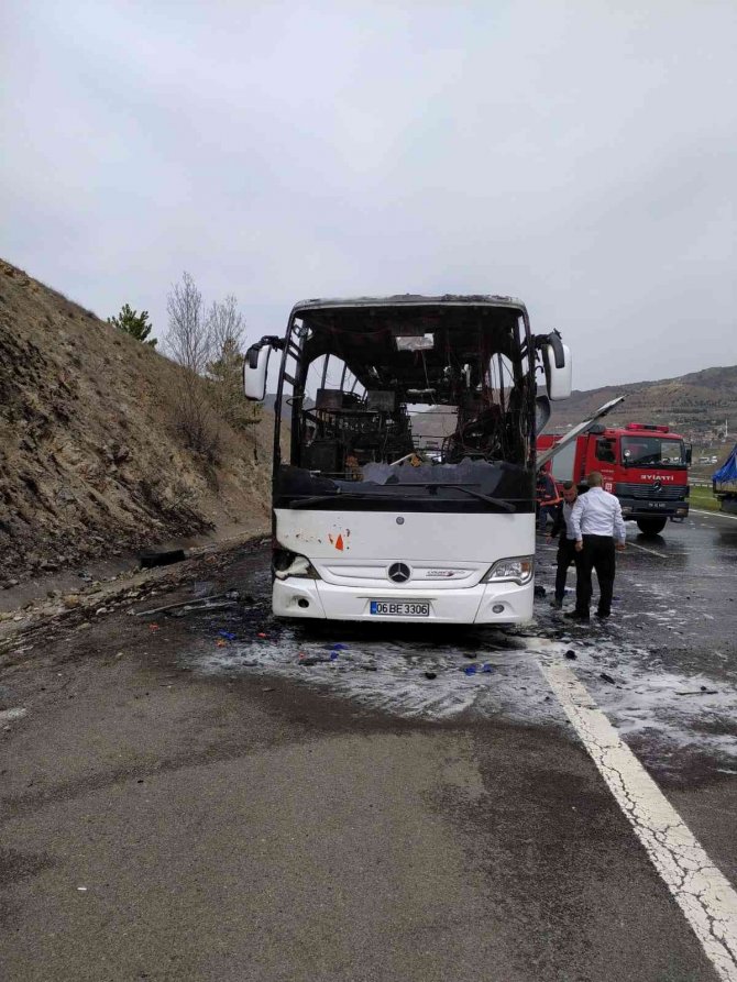 Ankara-i̇stanbul Otobanında Otobüs Yangını