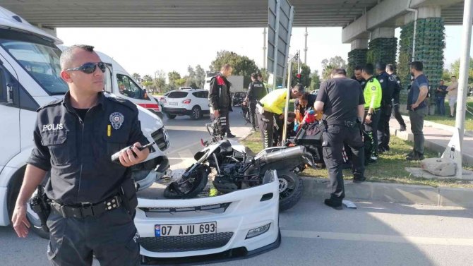 ’Dur’ İhtarına Uymayan Sürücüyü Kovalayan Trafik Polisi Ölümden Döndü