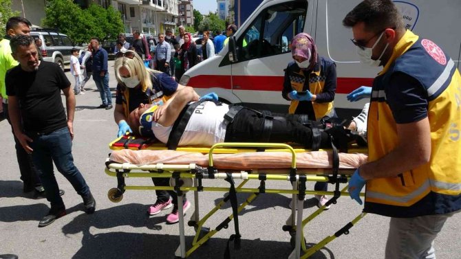 Kazada Yaralanan Motosiklet Sürücüsünü Kartonla Güneşten Korudular