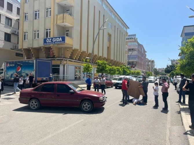 Kazada Yaralanan Motosiklet Sürücüsünü Kartonla Güneşten Korudular