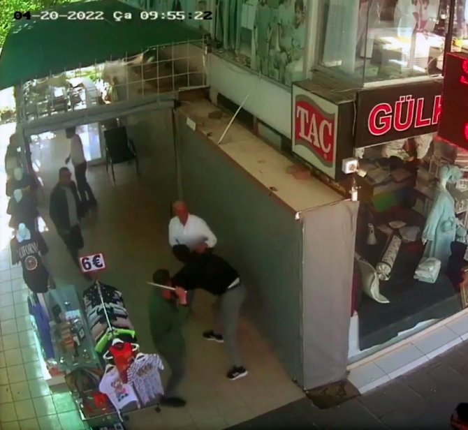 Esnaf Genci Önce Sözle Taciz, Sonra Annesinin Yanında Demir Sopalarla Hastanelik Ettiler