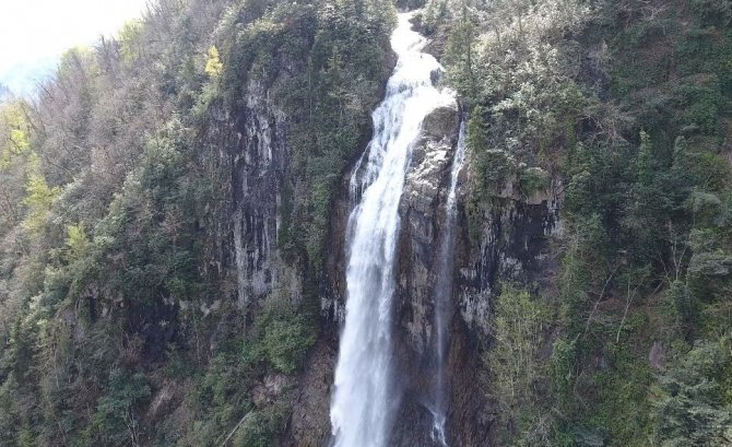 Eriyen Karlarla Birlikte Tabiat Harikası Mençuna Şelalesi Coştu