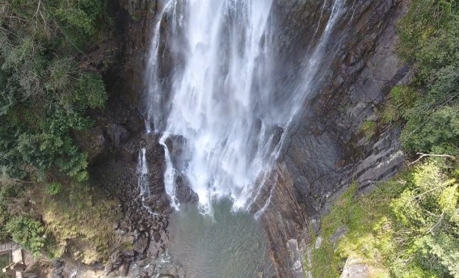Eriyen Karlarla Birlikte Tabiat Harikası Mençuna Şelalesi Coştu