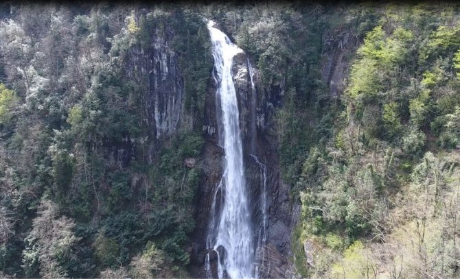 Eriyen Karlarla Birlikte Tabiat Harikası Mençuna Şelalesi Coştu