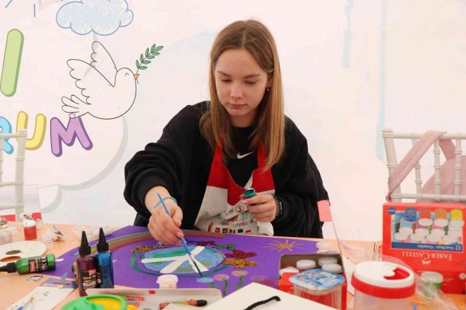 5 Ülkeden Gelen Çocuklar Barışın Resmini Çizdi