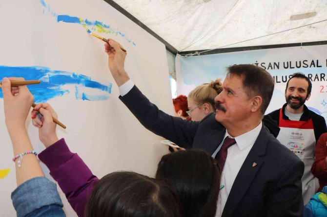 5 Ülkeden Gelen Çocuklar Barışın Resmini Çizdi