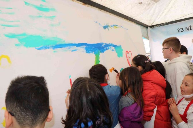 5 Ülkeden Gelen Çocuklar Barışın Resmini Çizdi