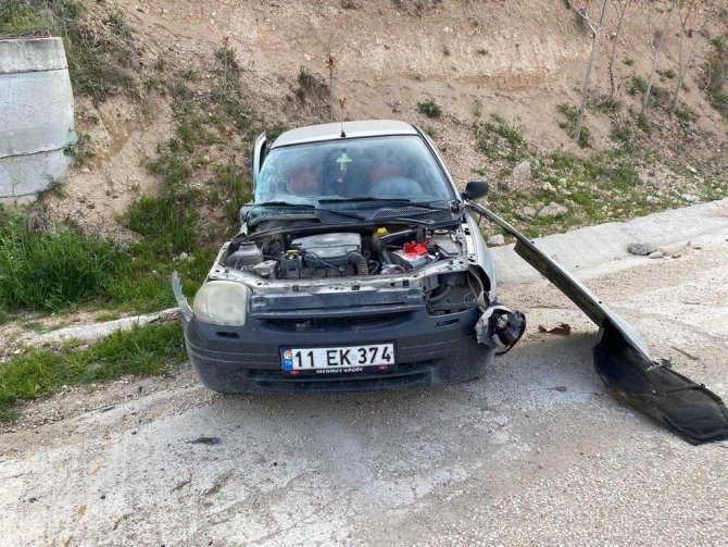 Tali Yoldan Kontrolsüz Çıkan Otomobile Tır Çarptı, 1 Kişi Yaralandı