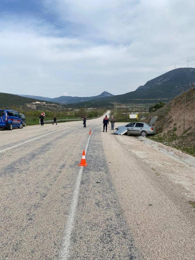 Tali Yoldan Kontrolsüz Çıkan Otomobile Tır Çarptı, 1 Kişi Yaralandı