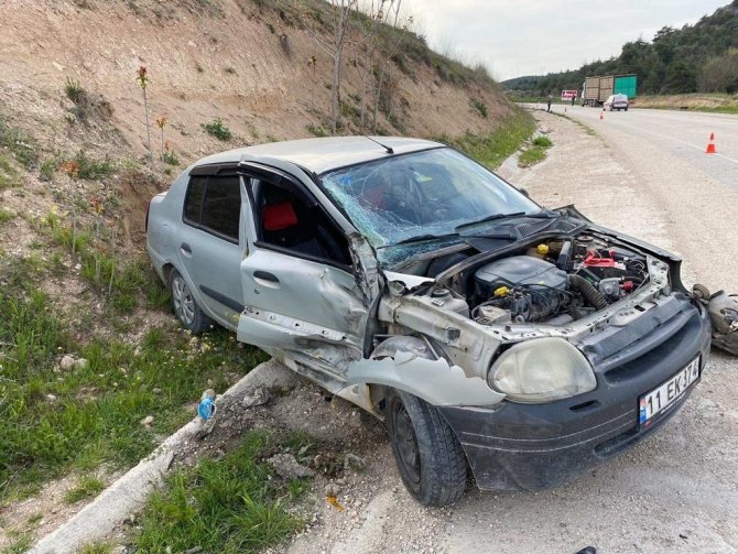 Tali Yoldan Kontrolsüz Çıkan Otomobile Tır Çarptı, 1 Kişi Yaralandı
