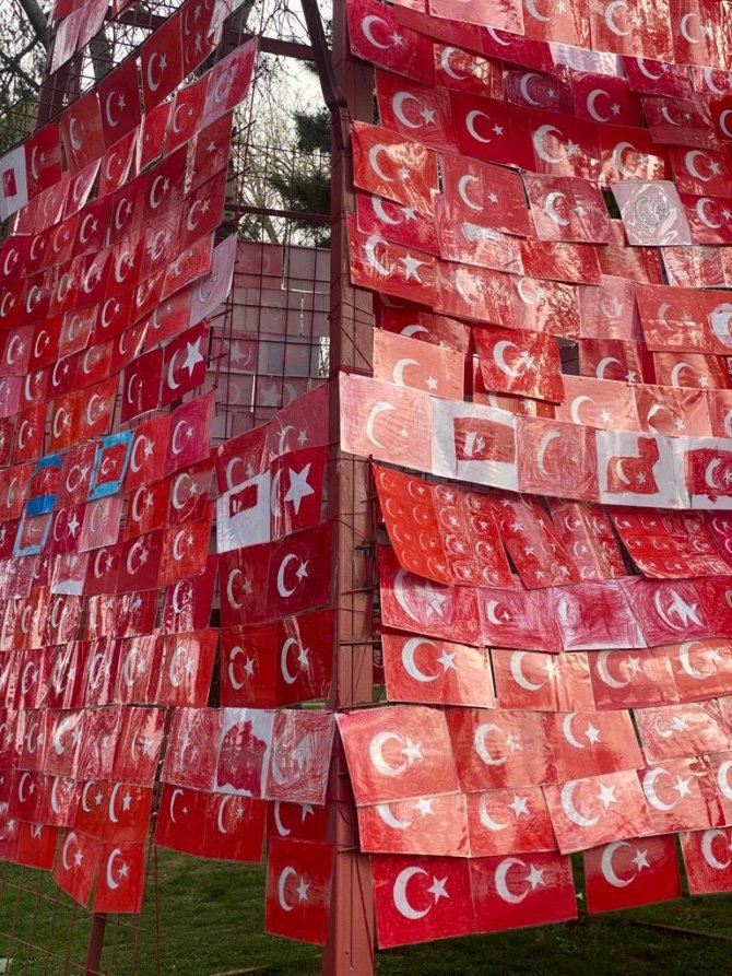 Bin Çocuğun Çizdiği Bayraklar Piramidal Konstrüksiyon Üzerine Yerleştirildi