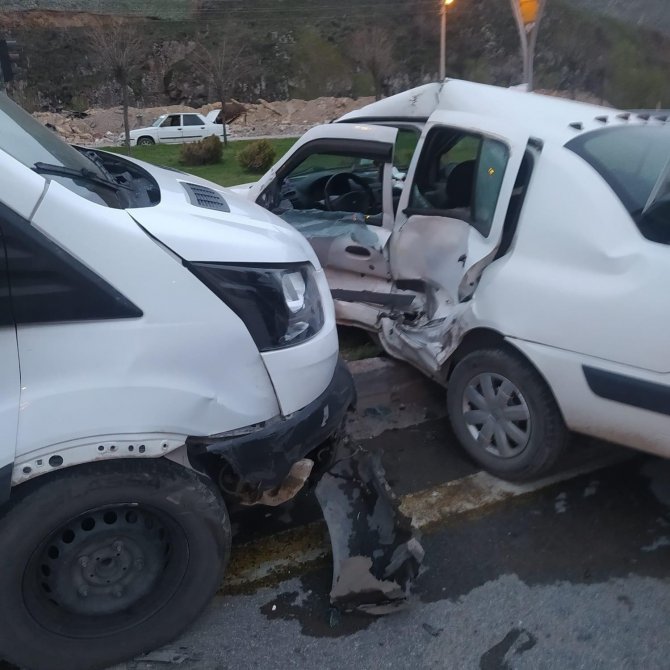 Bitlis’te Minibüs İle Otomobil Çarpıştı: 2 Yaralı