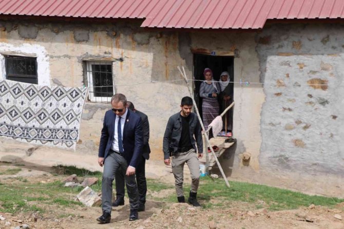 Hizan Kaymakamı Muhammed İ̇kbal Yelek, 91 Yaşındaki Nari Teyzeyi Ziyaret Etti