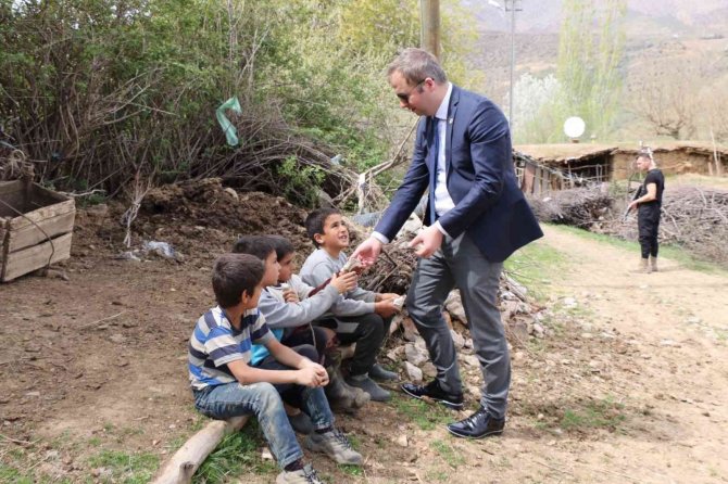 Hizan Kaymakamı Muhammed İ̇kbal Yelek, 91 Yaşındaki Nari Teyzeyi Ziyaret Etti
