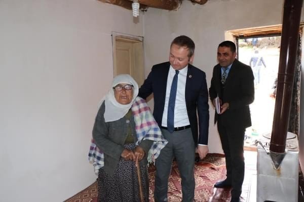 Hizan Kaymakamı Muhammed İ̇kbal Yelek, 91 Yaşındaki Nari Teyzeyi Ziyaret Etti