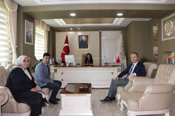 Hizan Kaymakamı Muhammed İ̇kbal Yelek, Koltuğunu Elif Ercik’e Bıraktı