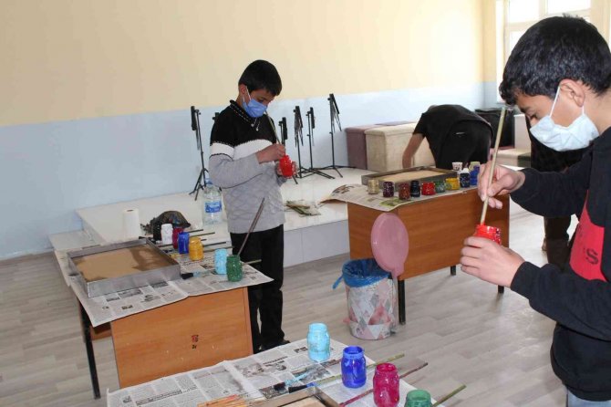 Köy Çocukları Ebru Sanatını Öğreniyor