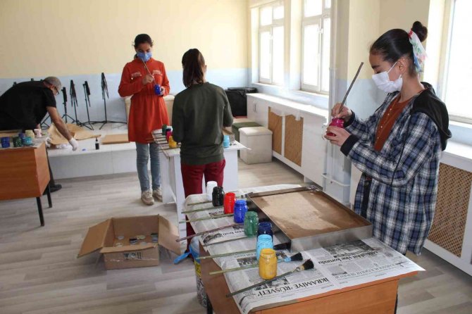Köy Çocukları Ebru Sanatını Öğreniyor
