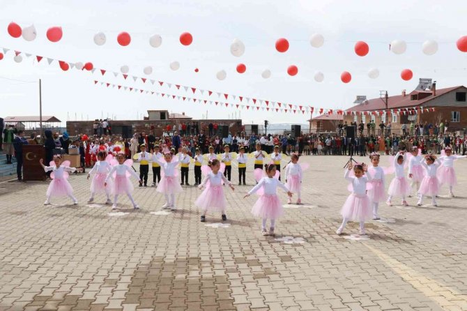 Ahlat’ta 23 Nisan Coşkusu