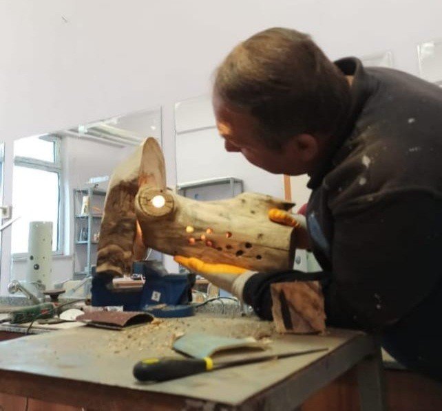 Atık Malzemeleri Süs Eşyasına Dönüştürüyor