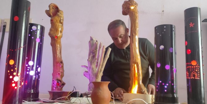 Atık Malzemeleri Süs Eşyasına Dönüştürüyor