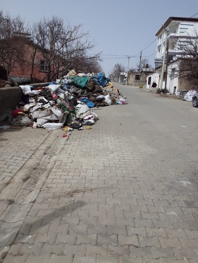 60 Yaşındaki Kadının Evinden 2 Kamyon Çöp Çıkarıldı