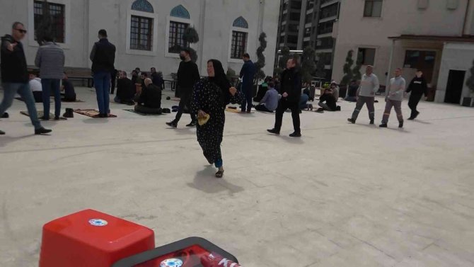 Dilenci Servisi Kamerada...bursa’da Duygu Tacirlerine Zabıta Operasyonu