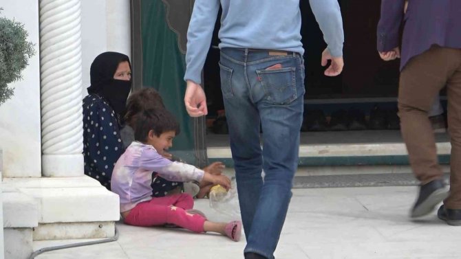 Dilenci Servisi Kamerada...bursa’da Duygu Tacirlerine Zabıta Operasyonu