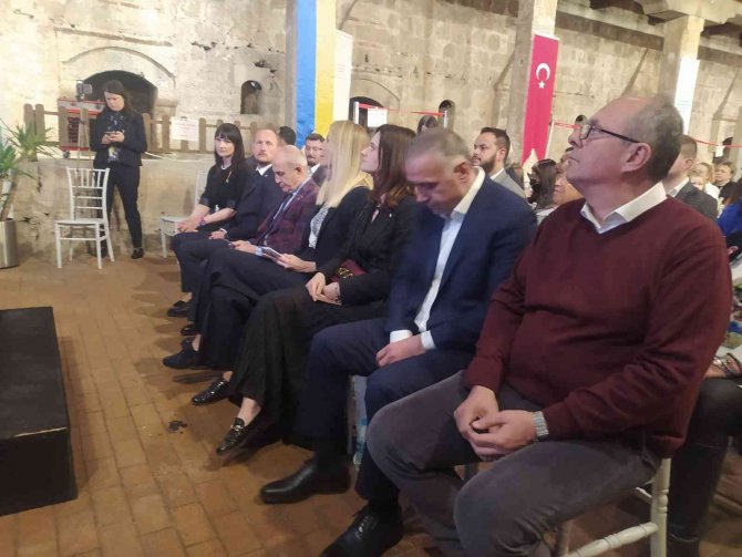 "Savaş Mağduru Ukraynalı Çocuklar Sergisi" Ziyaretçilere Kapılarını Açtı