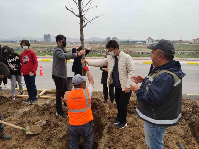 Belediyenin Ağaçlandırma Çalışmasına Öğrencilerden Destek