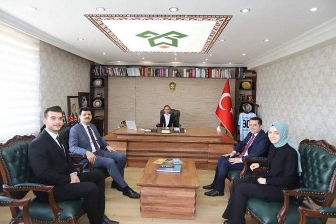 Kaymakam Kurt, Koltuğunu Öğrenci Sunay Ertunç’a Temsili Olarak Devretti