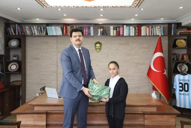 Kaymakam Kurt, Koltuğunu Öğrenci Sunay Ertunç’a Temsili Olarak Devretti