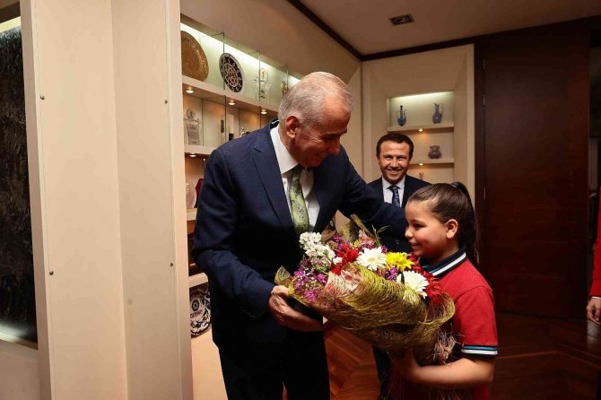 Başkan Zolan, Koltuğunu Ortaokul Öğrencisi Elif’e Devretti