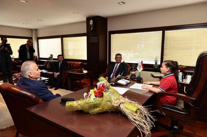 Başkan Zolan, Koltuğunu Ortaokul Öğrencisi Elif’e Devretti