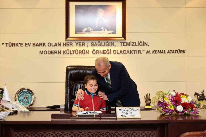 Başkan Zolan, Koltuğunu Ortaokul Öğrencisi Elif’e Devretti