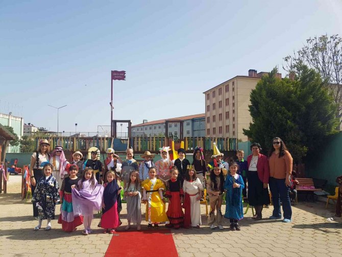 Dünya Çocuklarının Kostümleri Defileyle Sergilendi